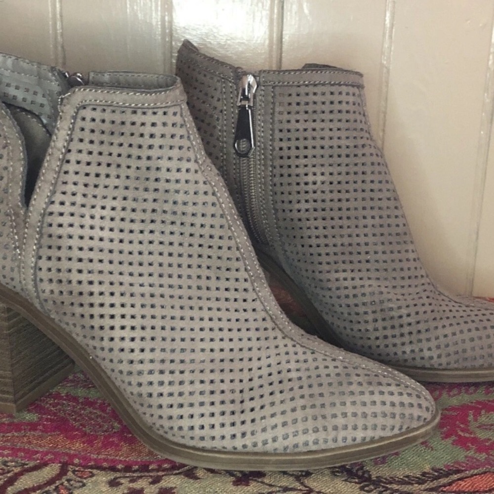 Dolce Vita Janie Womens Size 8.5  Perforated Beige Zipper Ankle Bootie 3” Heel